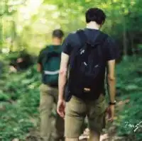 qq头像男生背影背书包的最新版阳光切割了记忆的角度