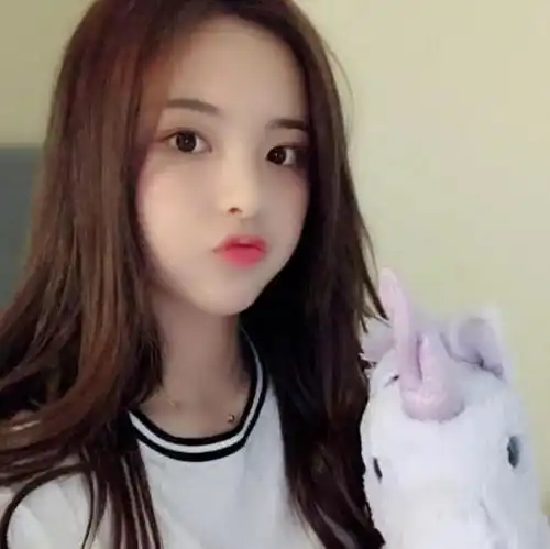 杨超越上演德芙女神,片场路透照曝光引热议,网友真实漫画少女