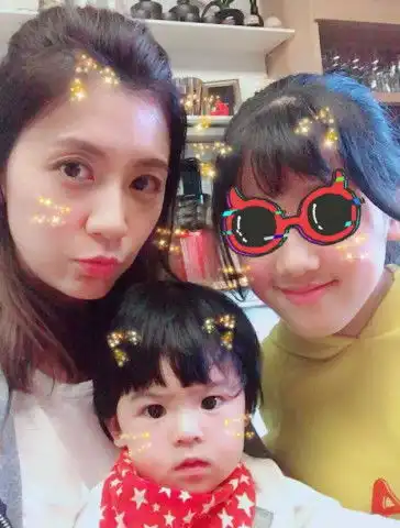 贾静雯再晒幸福照,bo妞大眼睛实力抢镜