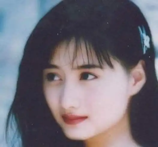 年轻时的张柏芝和刘亦菲已经够美了,但是看到她的时候,终于明白琼瑶为何等她