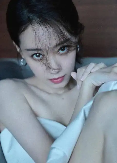 张小斐越红越美丽,秋日慵懒大片温柔热烈,黑白定格氛围感十足