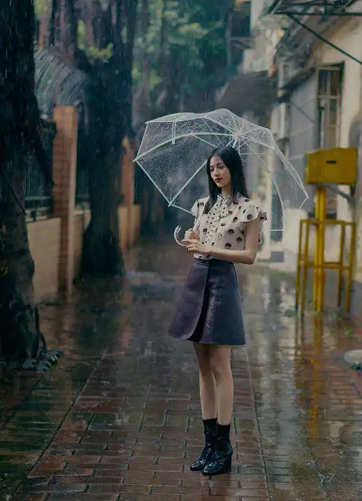 钟楚曦大片真不简单,满屏的高级感和港风气息,穿什么都稳赢c位