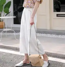 女生白色简约头像半裙