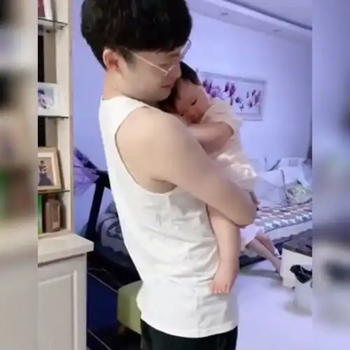 太有爱小女孩一个多月没见爸爸,靠在爸爸身上害羞的表情暖化了