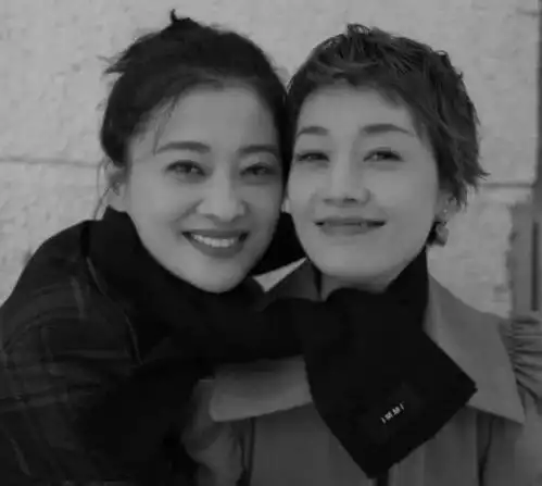 45岁的母亲在75岁的我面前崩溃大哭,暴露了中国女性的集体焦虑