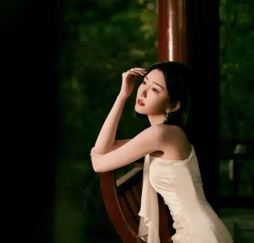 毛晓彤穿衣很时尚,穿白色连衣裙清新优雅,嫩得就像18岁的少女