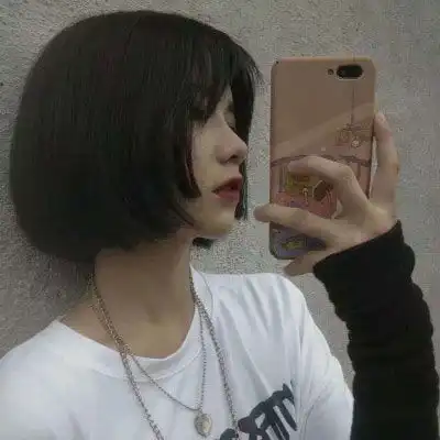 女生头像霸气侧脸不由得为约会的打扮而烦恼
