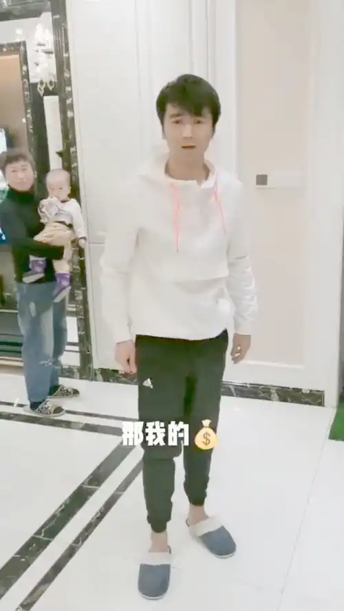 女人的嘴骗人的鬼帅哥捡钱美女设圈套,下一刻帅哥吃亏被胖揍