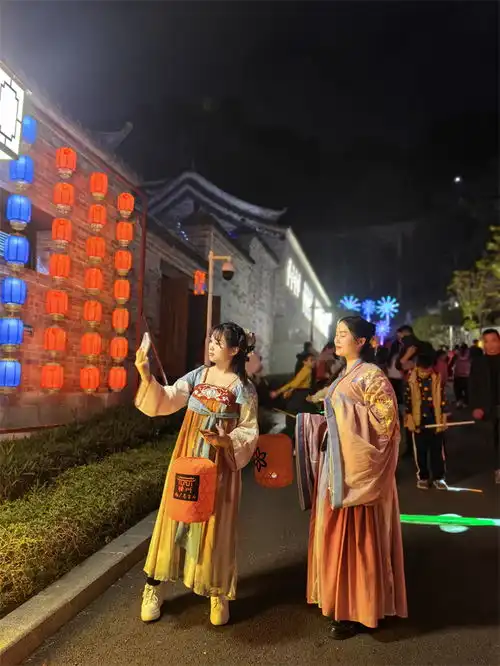 迎春灯展遇见汉服女孩,梧州龙年春节庙i会一道靓丽风景