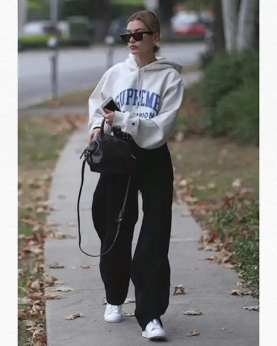 冬天内搭不只有毛衣,卫衣与职业装碰撞,让上班族穿搭更有个性