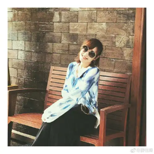 40岁薛佳凝格纹衬衫破洞迷彩裤,时尚有范,网友哈妹回来了