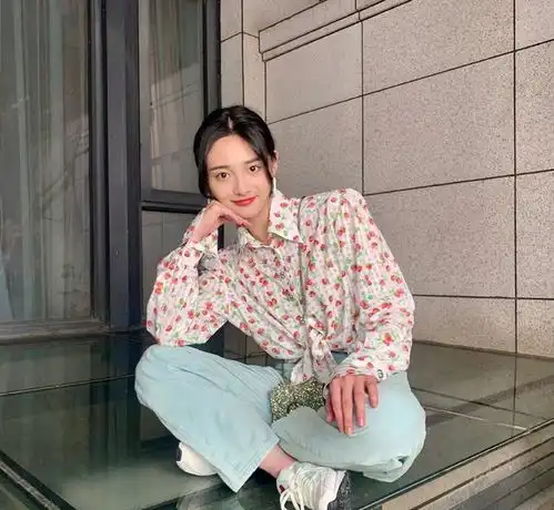 周洁琼解约风波后好高调,穿小草莓衬衫配绿丝带,秒变复古俏佳人
