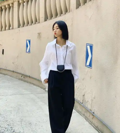 她毕业于药学院,却成火箭少女队长,穿牛仔外套配长裤帅气又清新