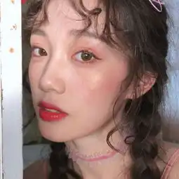 最新卷头发女生头像冷艳气质卷长发女图