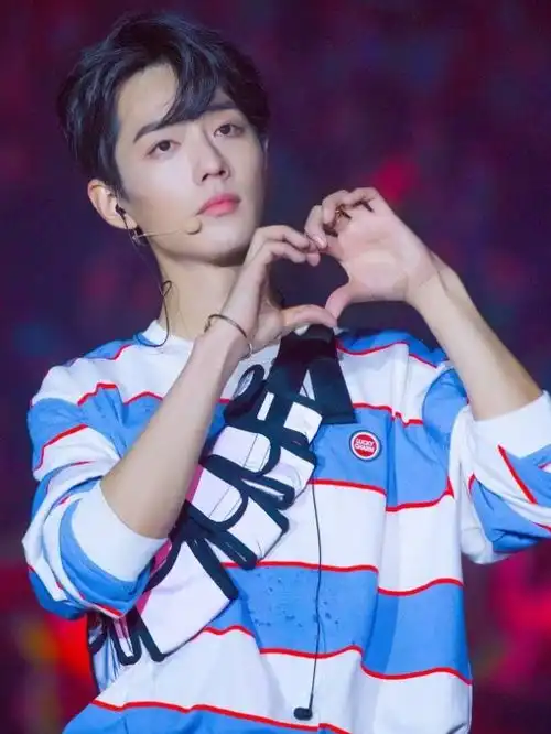 本以为王俊凯的蓝发造型惊艳,直到看见肖战同款,才知啥是神颜