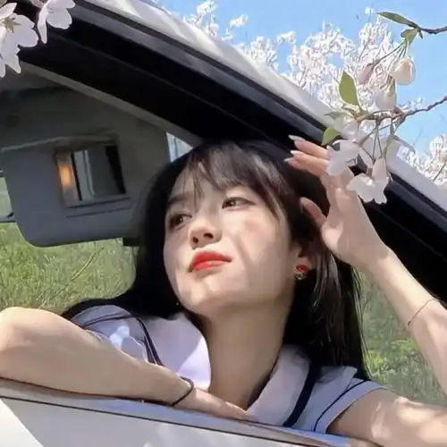 女生头像带花真人慕容玥