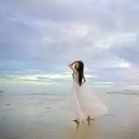 蓝天图片唯美女生头像扣