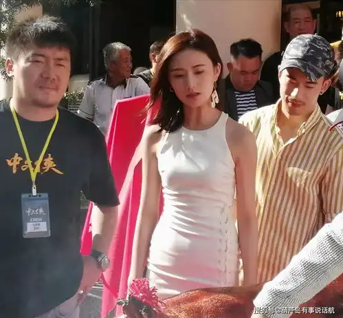 李亚鹏,牵手小19岁彝族大美女,细看有几分像王菲,气质高冷