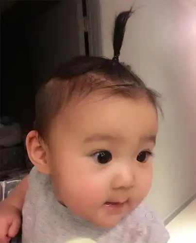 贾静雯女儿咘咘扎冲天小辫圆溜溜的大眼睛占了半张脸