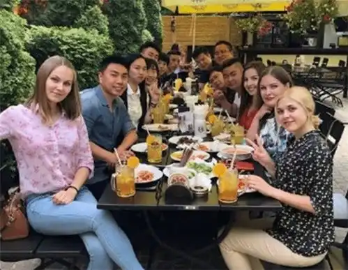 梅爱偲高考失利后出国,娶乌克兰18岁美女,住上了3000平豪宅