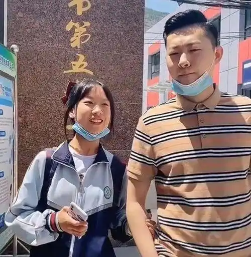 最年轻爸爸走红,接女儿被老师误认为是男友,女孩这是我爸