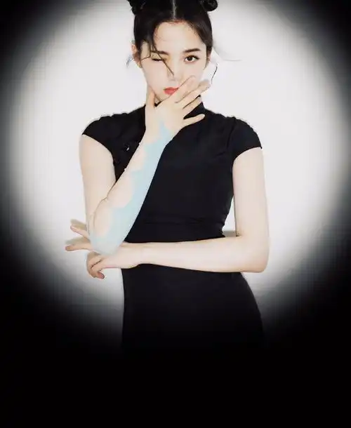 旗袍裙配短靴,暗黑春丽风格的欧阳娜娜太酷了