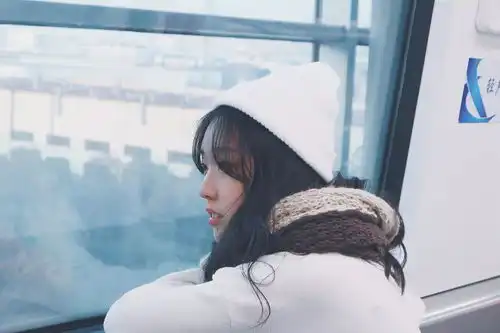 女孩侧脸头像竖屏壁纸拍