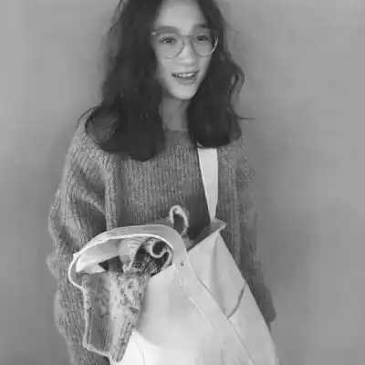 一哚傻傻的少女黑白控