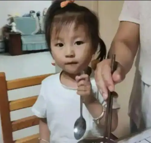 山西2岁半女孩失踪,家属悬赏30万,奶奶的一句话引发网友怀疑