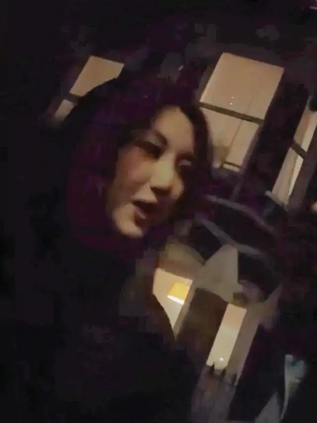 窦靖童演唱会突袭庆妹妹生日,李嫣害羞逃跑,高冷底下是个萌妹子