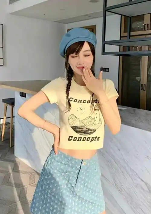 李小璐无戏可拍也潇洒,穿着打扮不输00后少女,网红路走出一片天
