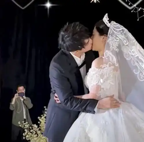 被称为最会哄女孩开心的网红,520大婚,原搭档闵静晒合照祝福