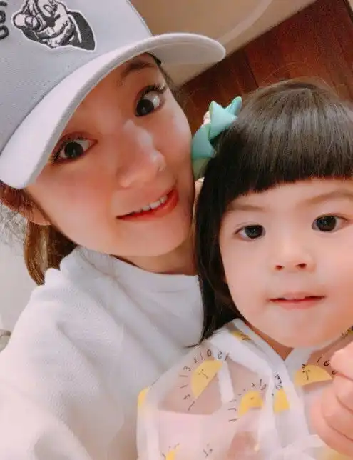 贾静雯小女儿波妞颜值太高,大眼睛比姐姐还有神,简直能萌化人心