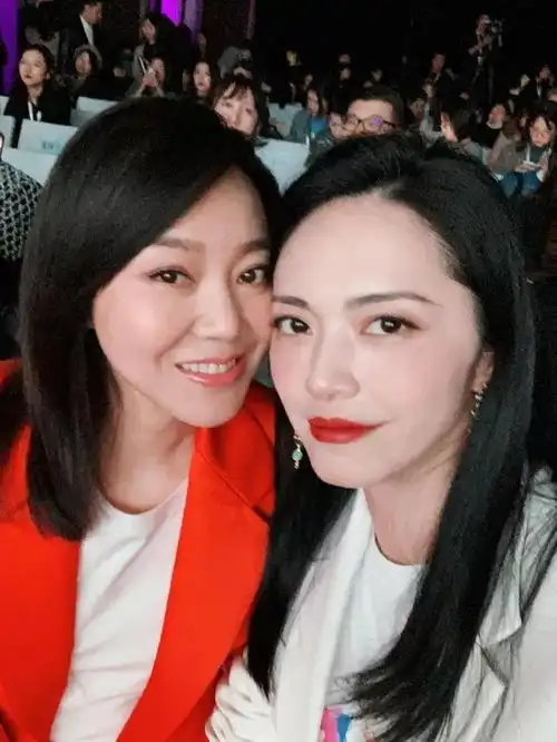 闫妮与姚晨同框出镜,穿橘色西服套装衬肤色蜡黄,脸部浮肿太显龄