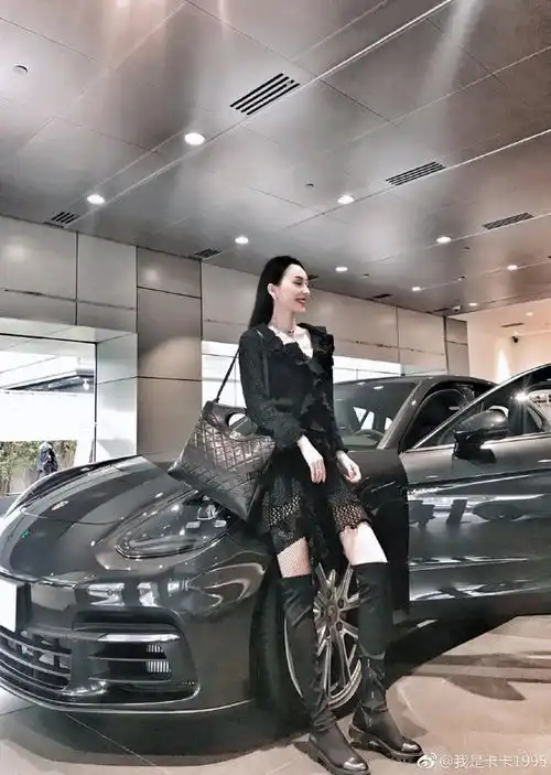 网红95后美女被质疑小三上位做后妈,身材火辣抢镜,开豪车炫富