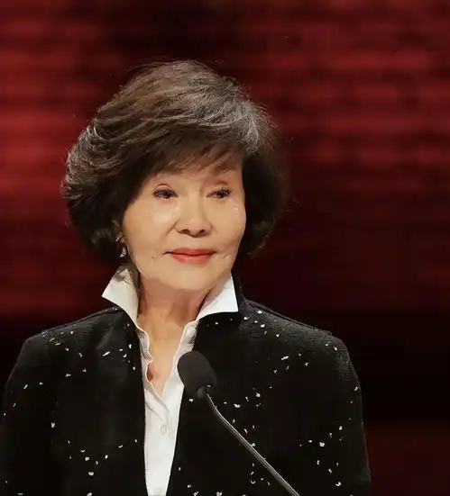 看到78岁归亚蕾才明白女人要想越老越优雅,究竟该怎么做