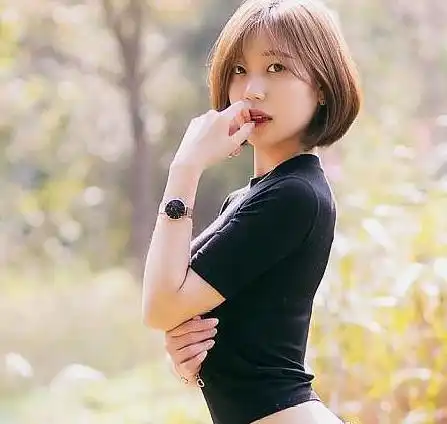 街拍美女紧身裤的打扮散发优雅温和的气质