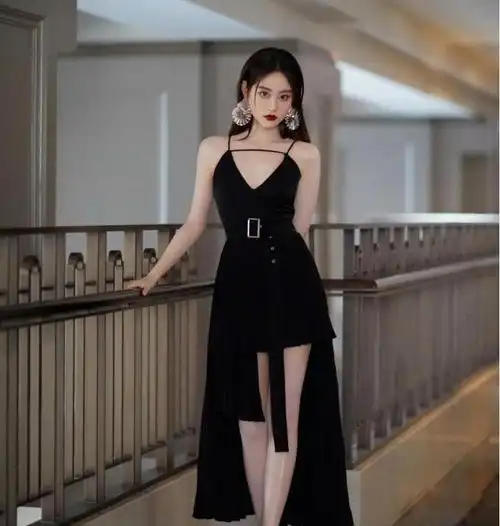 祝绪丹展示真正的妖娆美,肉色丝袜搭配吊带连衣裙魅力十足