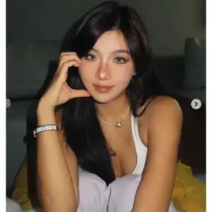 曾凡博再给美女网红菠萝酱点赞此前二人曾在评论区有爱互动
