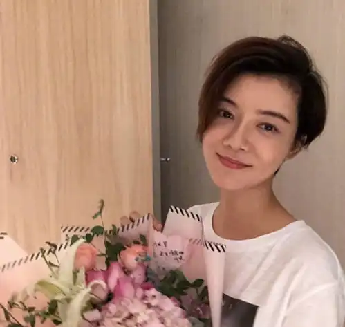 花5000万娶车晓,10年败光125亿,李兆会靠雨伞又赚1000亿