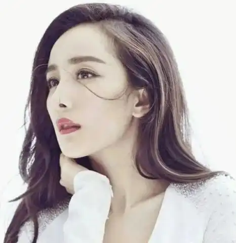 14年前谁注意给刘亦菲撑伞的小女孩了14年后已经高不可攀