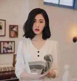 因为不敢尝试短发,而剪了锁骨发的也不少,这样锁骨发让你更迷人