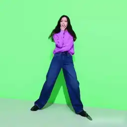 倪妮素颜逛游乐园气质满分,t恤配少女兔发箍随性又可爱美的低调