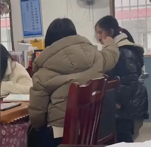 女教师打骂学生事件最新进展身份曝光,教育局通报停职处理