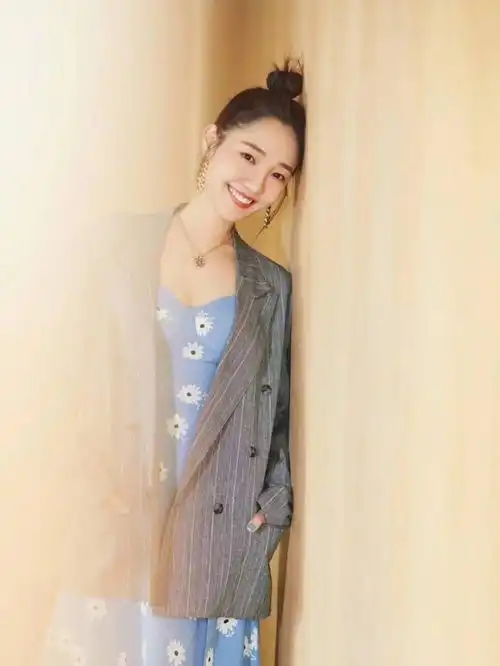 票房女王的白百合,西装加丸子头减龄时髦,风采丝毫不减当年