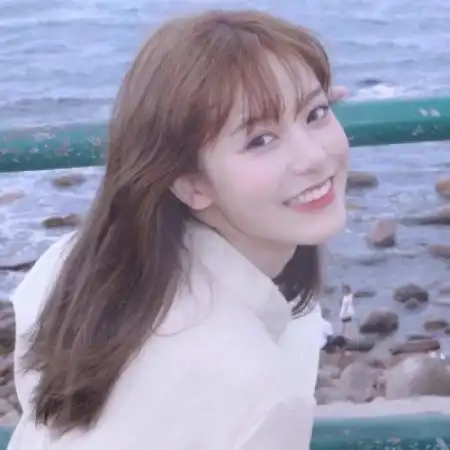 显得很干净的女生头像,面带微笑很甜美的样子