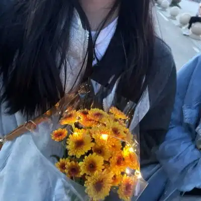 女生头像带花真人文案