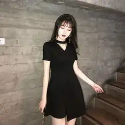 黑色是显瘦神器,选这样款式的裙子是不会错的,自带女人味