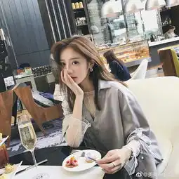 网红夏夏晒美照穿清凉吊带露诱人酥胸