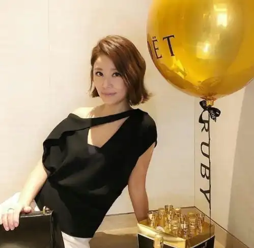 林心如真厉害,大夏天穿厚卫衣拍摄,看得网友都替她感到热